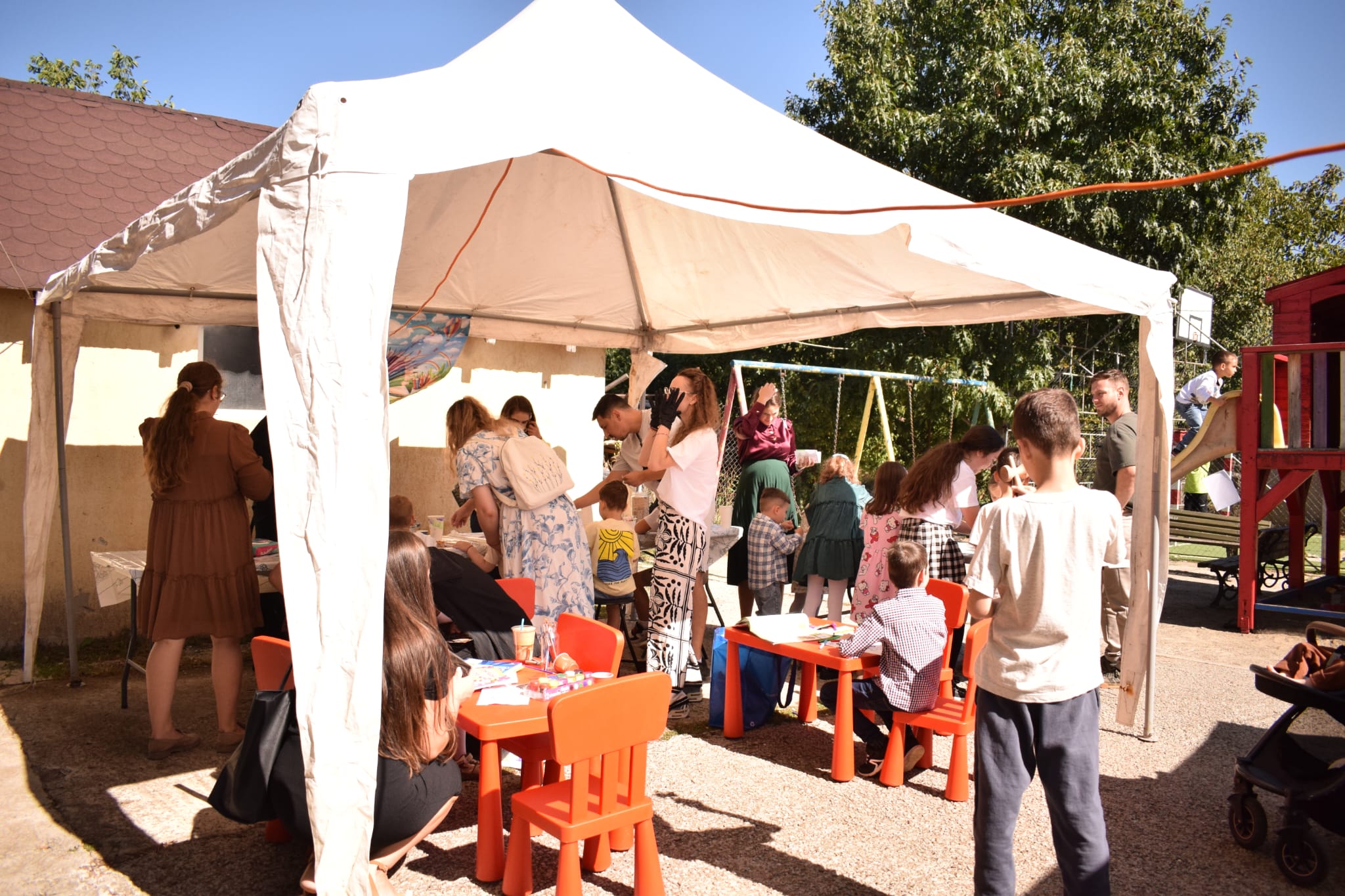Cort de eveniment cu mese festive pregătite pentru invitați